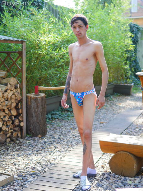 Jonge jongen Carlos Costa poseert naakt buiten