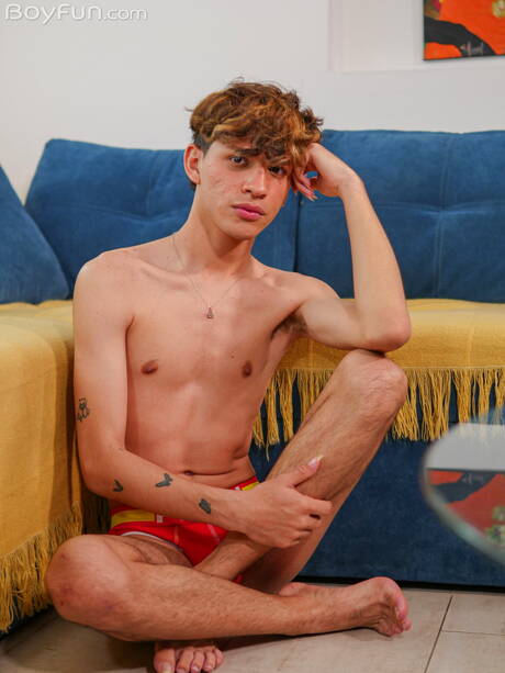 Młody facet Dylan Malik pozuje nago i pokazuje ciasny tyłek