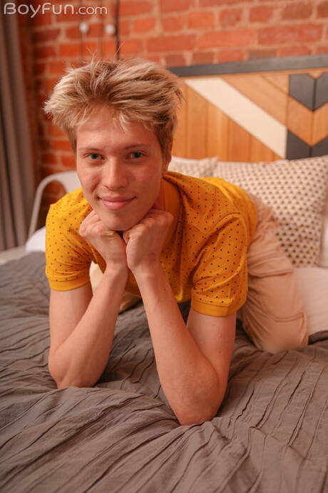 性感小鮮肉 Angel Abell 展現完美身材