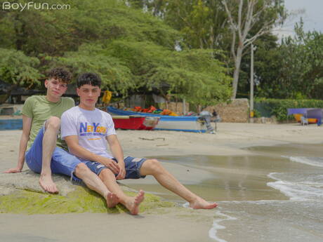 Der heiße Twink Luis Angel und der hübsche Melo Prince ficken nach dem Blowjob im Freien