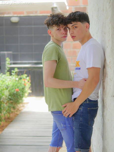 Der heiße Twink Luis Angel und der hübsche Melo Prince ficken nach dem Blowjob im Freien