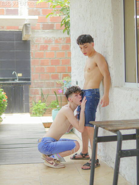 Der heiße Twink Luis Angel und der hübsche Melo Prince ficken nach dem Blowjob im Freien