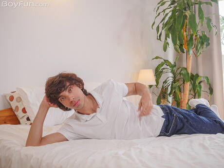 El joven Dominik Xoxo posando desnudo