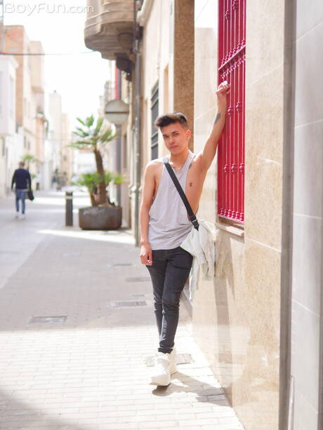 Twink David Cameron i młody chłopak Twink Piero ruchają się w dupę po obciąganiu na zewnątrz