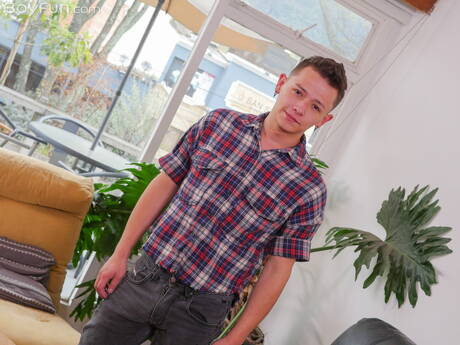 Der junge Col Raider posiert nackt und zeigt einen schönen Hintern