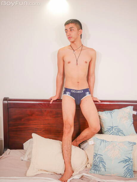 年輕帥哥 Eliot Sweet 裸體擺造型，展現性感臀部