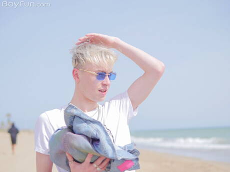 Der junge Kerl Danny Junior und der junge Tonni Veroncini ficken in den Arsch, nachdem sie nach einem Strandspaziergang einen Schwanz gelutscht haben