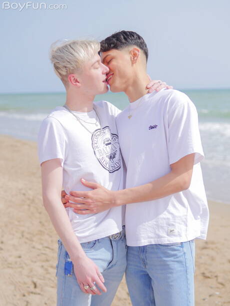 Boyfun: Der junge Kerl Danny Junior und der junge Tonni Veroncini ficken in den Arsch, nachdem sie nach einem Strandspaziergang einen Schwanz gelutscht haben