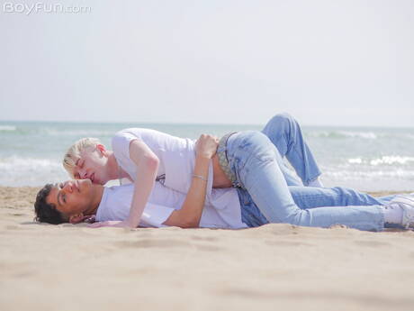 Der junge Kerl Danny Junior und der junge Tonni Veroncini ficken in den Arsch, nachdem sie nach einem Strandspaziergang einen Schwanz gelutscht haben