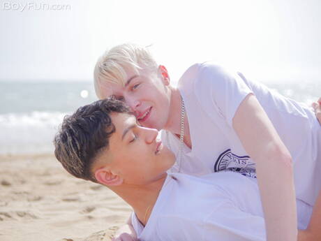 Der junge Kerl Danny Junior und der junge Tonni Veroncini ficken in den Arsch, nachdem sie nach einem Strandspaziergang einen Schwanz gelutscht haben