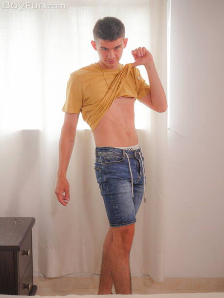 Der junge Max Hard posiert nackt