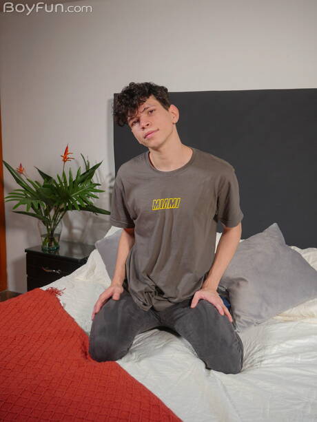Il bel ragazzo Melo Prince posa nudo e mostra il suo culo