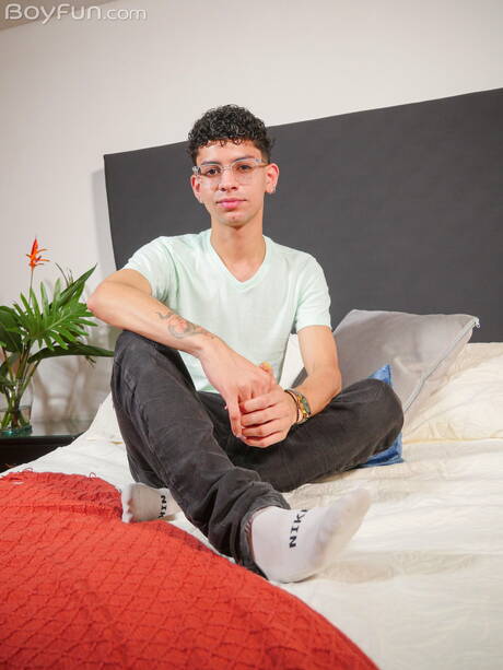 Young boy Noah Smith get naked and showing tight butt