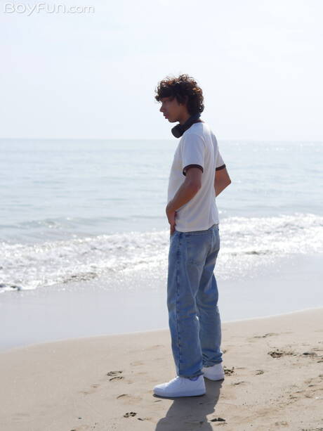 Young Dominik Xoxo and young Tonni Veroncini in hot ass fuck action after ocean beach walking