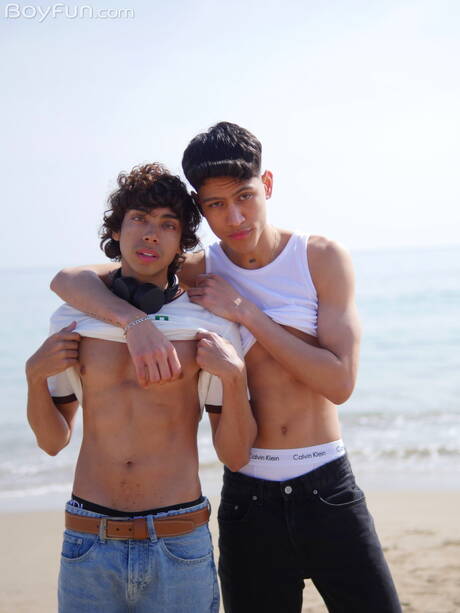 Boyfun: De jonge Dominik Xoxo en de jonge Tonni Veroncini in een hete anale neukactie na een wandeling langs het strand.