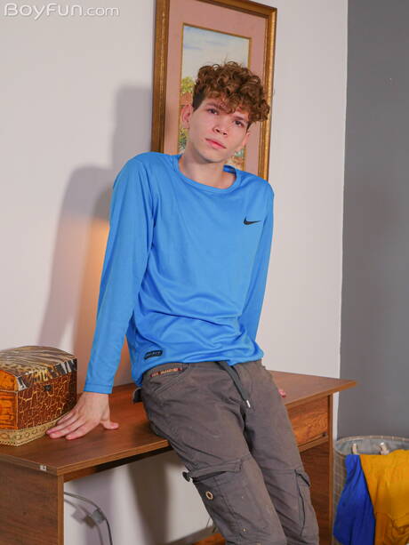 Boyfun: Il giovane Melo Prince posa nudo e mostra il suo bel culo