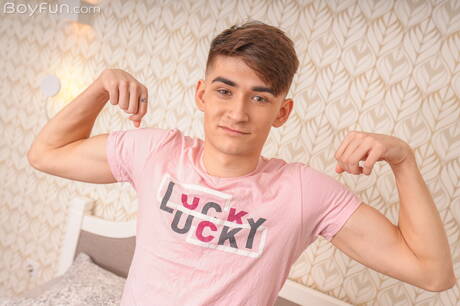 Twink Philip Kiss rozbiera się i pokazuje tyłek