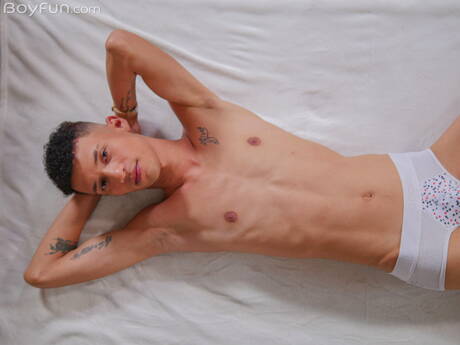 Twink Liam Fox posiert nackt