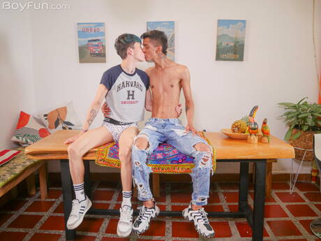 Boyfun: O gostoso twink Junior Jones e o jovem Nicolas Greey em uma foda anal gostosa