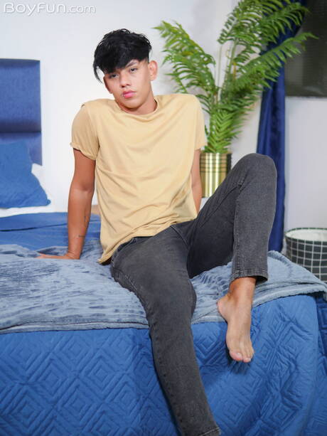 小男孩 Apolo Owens 脫光衣服，露出屁股