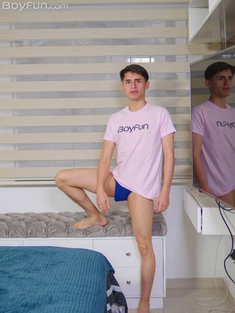 性感小鮮肉 Justin Host 裸體擺造型，秀出緊實的臀部