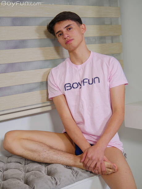 性感小鮮肉 Justin Host 裸體擺造型，秀出緊實的臀部