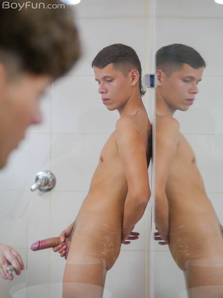 두 명의 미국 소년이 샤워실에서 섹시한 동성애 장면을 촬영한 아름다운 소년 앤디 레이예스와 핫한 트윙크 제인 브라이트