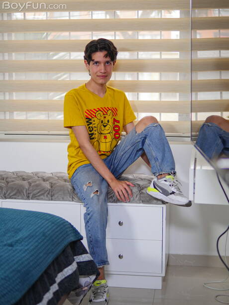 Ładny Latynos Danny Collins rozbiera się i pokazuje ciasny tyłek