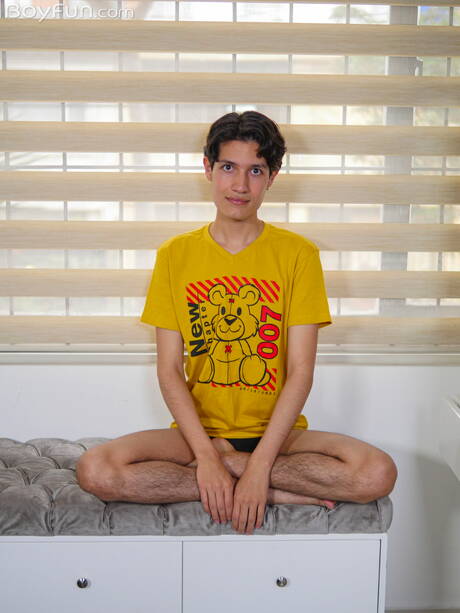 Ładny Latynos Danny Collins rozbiera się i pokazuje ciasny tyłek