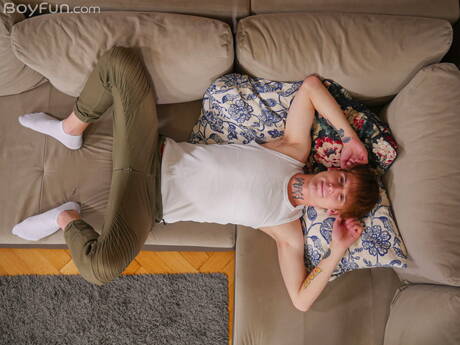 Der junge Kaleb Cross posiert nackt