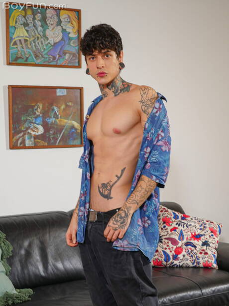 拉丁肌肉男 Ethan Cruz 裸體擺造型，秀出漂亮臀部