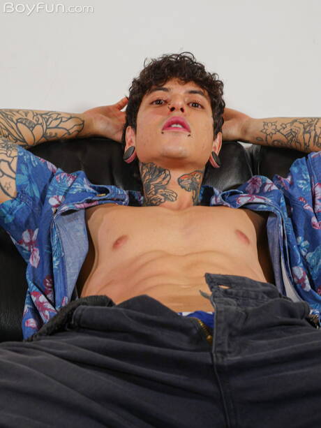 拉丁肌肉男 Ethan Cruz 裸體擺造型，秀出漂亮臀部