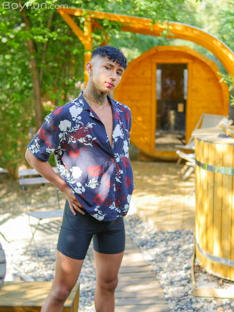 O jovem Archi Gold exibe um belo corpo por fora