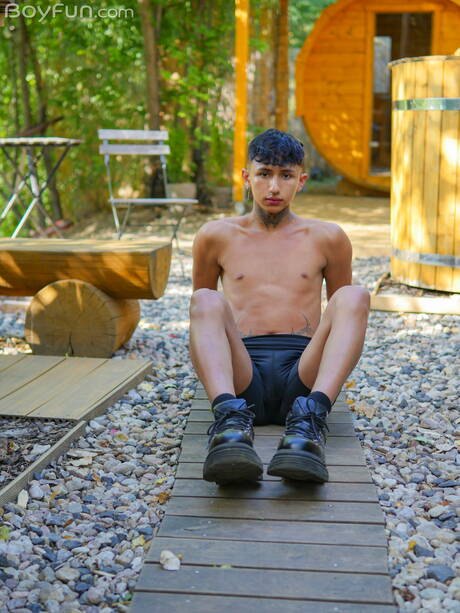 O jovem Archi Gold exibe um belo corpo por fora