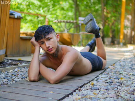 O jovem Archi Gold exibe um belo corpo por fora