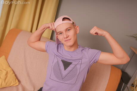 年輕的 Tommy Sweet 玩弄陰莖