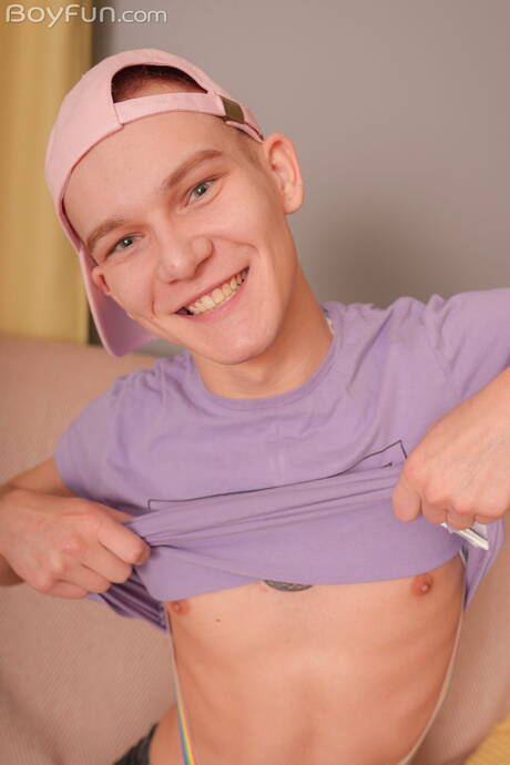 年輕的 Tommy Sweet 玩弄陰莖