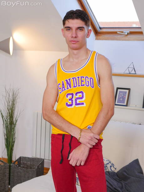 Der tschechische Schönling Vincent Castle zieht sich aus und zeigt seinen knackigen Hintern