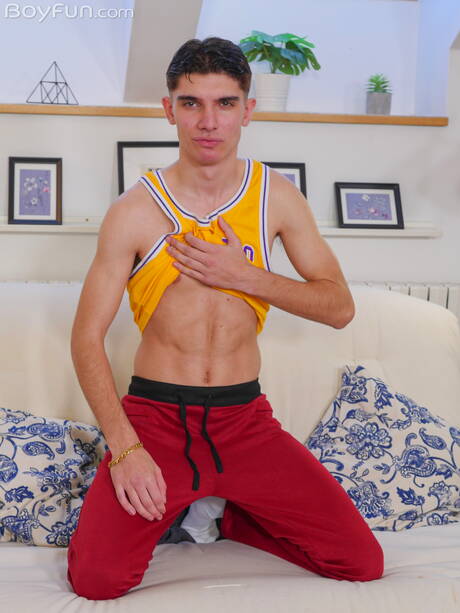 Der tschechische Schönling Vincent Castle zieht sich aus und zeigt seinen knackigen Hintern