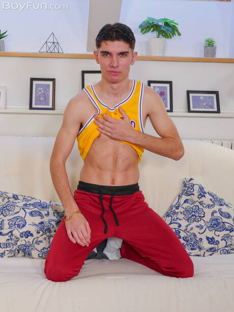 Der tschechische Schönling Vincent Castle zieht sich aus und zeigt seinen knackigen Hintern