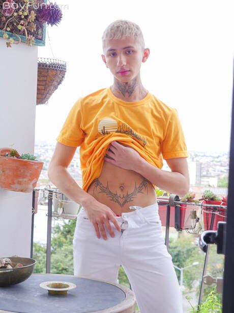 Young dude Archi Gold get naked and showing hot butt outdoor