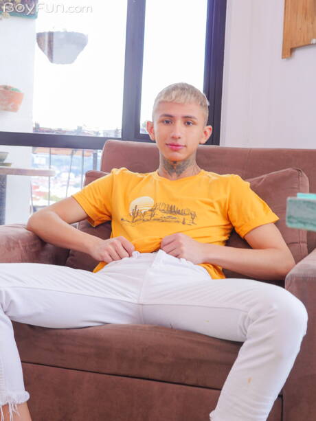 Young dude Archi Gold get naked and showing hot butt outdoor