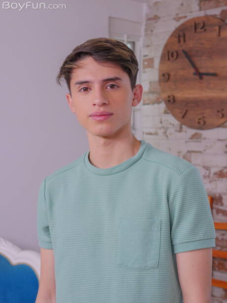 帥哥 Justin Host 裸體擺造型，秀出漂亮臀部