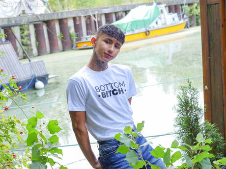 O jovem Archi Gold e o lindo Ollie Barn têm uma cena quente de casal na cozinha