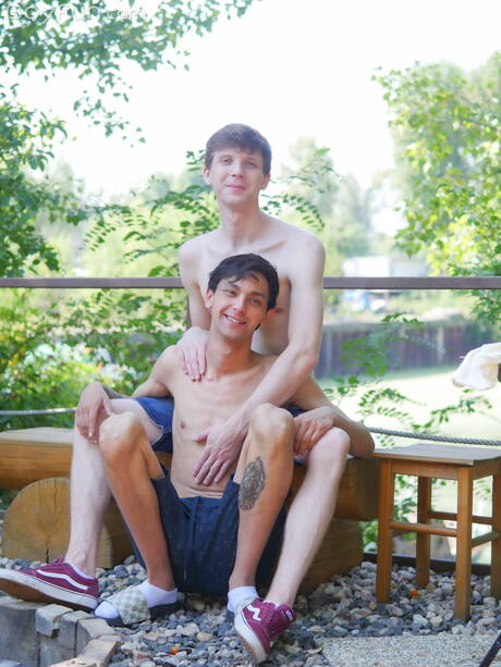 Hete Tsjechische twink Carlos Costa en twink Josh Cavalin boren een kont buiten