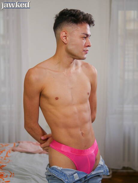 El jovencito latino Hanry Onlyjapa posando desnudo y mostrando su culo apretado