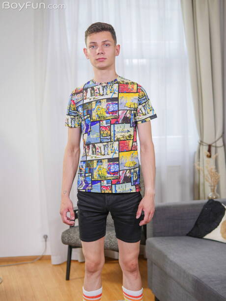 Der schöne Junge Nils Larsen posiert nackt und zeigt seinen knackigen Hintern