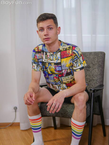 Der schöne Junge Nils Larsen posiert nackt und zeigt seinen knackigen Hintern