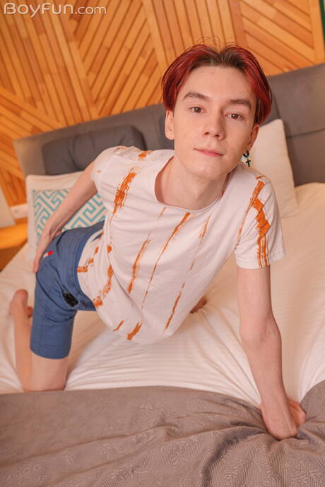 Il giovane Karol Gajda posa nudo e mostra un bel sedere