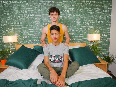 Der junge Bert Kuna und der heiße Twink Tonni Veroncini ficken in den Arsch, nachdem sie einen Schwanz gelutscht haben